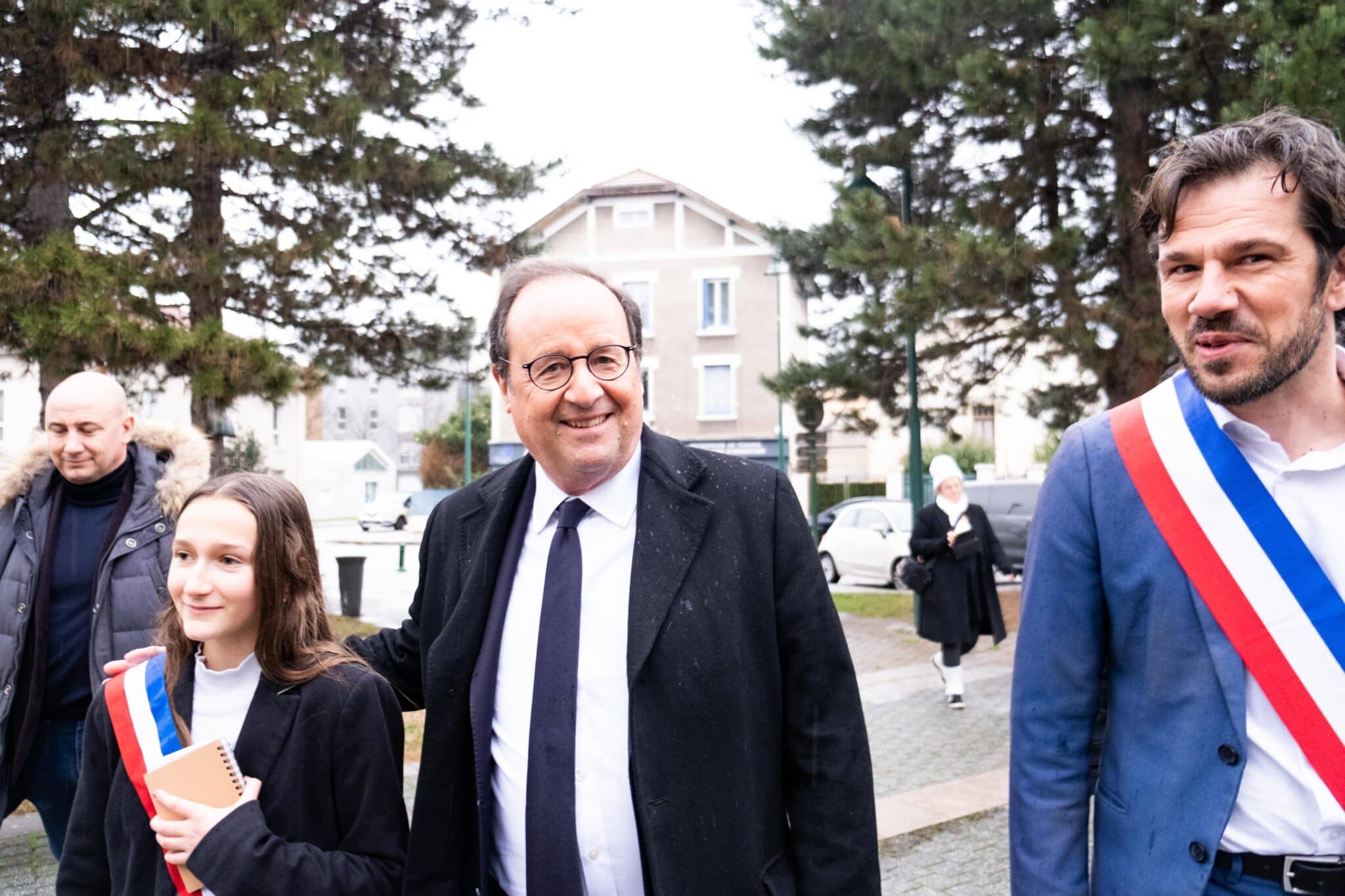 François Hollande et Guillaume Lissy accompagné d'une jeune du CMJ, Céleste, se dirige vers la mairie de Seyssinet-Pariset.