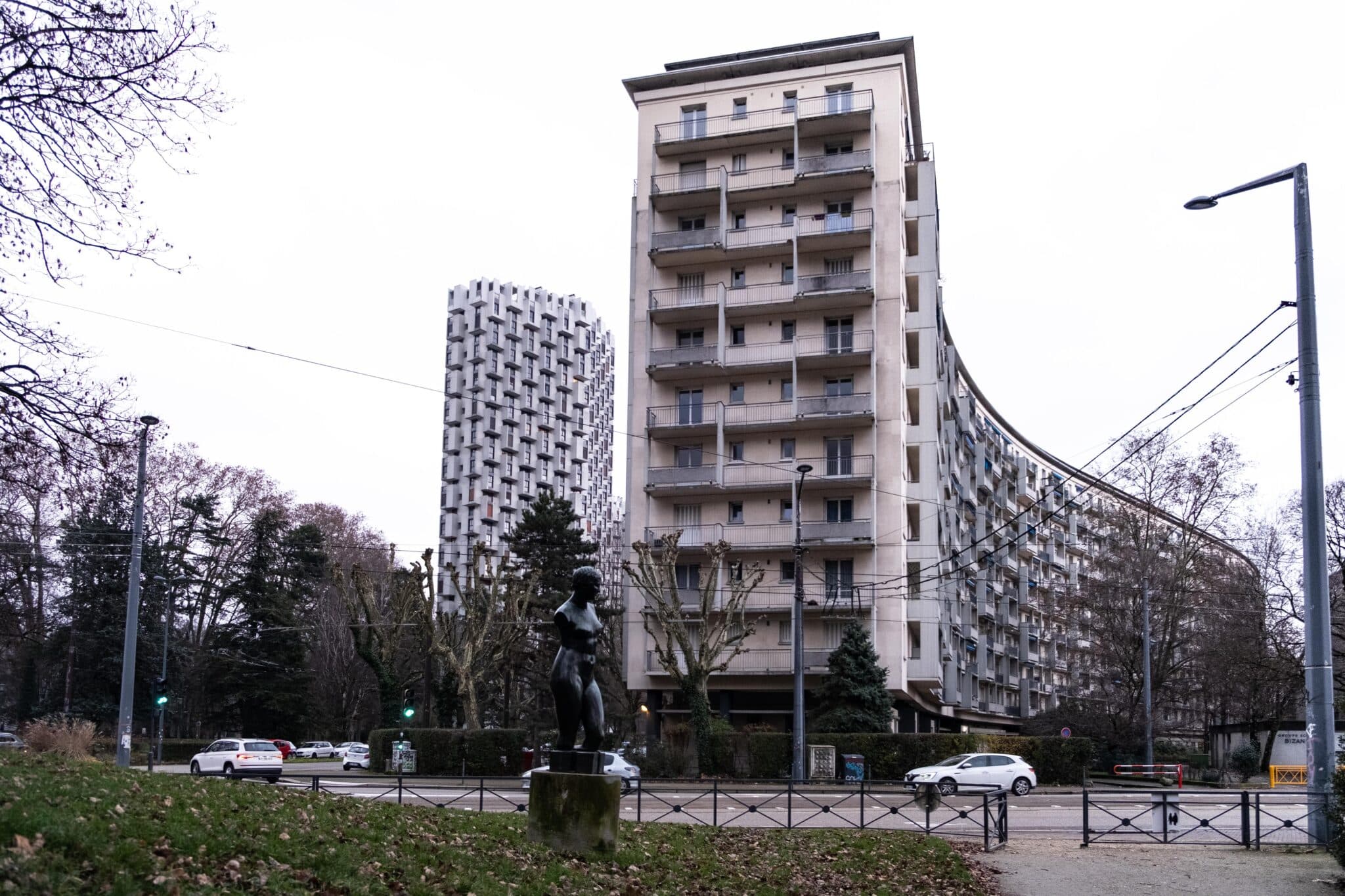 Les propriétaires grenoblois tapent du poing sur la table contre la taxe foncière. © Agathe Bréchemier - Place Gre'net.