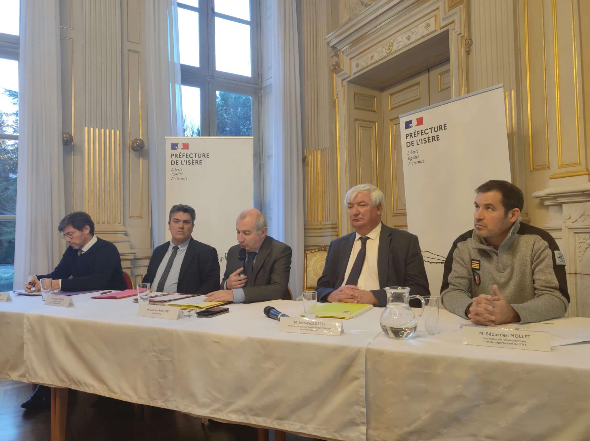 Loups en Isère : 22 meutes recensées en 2022 et seize loups tués. De gauche à droite: Stéphan Pinède, directeur de la DDPP, Xavier Cérézat, directeur de la DDT, Laurent Prévost, préfet de l'Isère, Jean-Paul Célet, préfet en charge du dossier loup et élevage, et Sébastien Mollet, chef de département de l'OFB, à la sortie du comité sur le loup en Isère. © Florent Mathieu - Place Gre'net