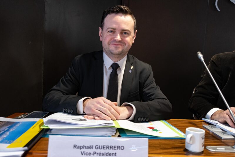 Raphaël Guerrero, maire de Jarrie, 3ème vice-président de la Métro, chargé des finances, de l’évaluation des politiques publiques et du dialogue de gestion, lors du conseil métropolitain du 3 février 2023.