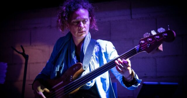 Cette année encore, les Détours de Babel accordent une belle place aux femmes musiciennes. Exemple : Floy Krouchi, qui présentera une pièce pour basse au Théâtre Sainte-Marie-d'en-Bas (Grenoble) le 29 mars. © Florent Mayolet (Dark Room)