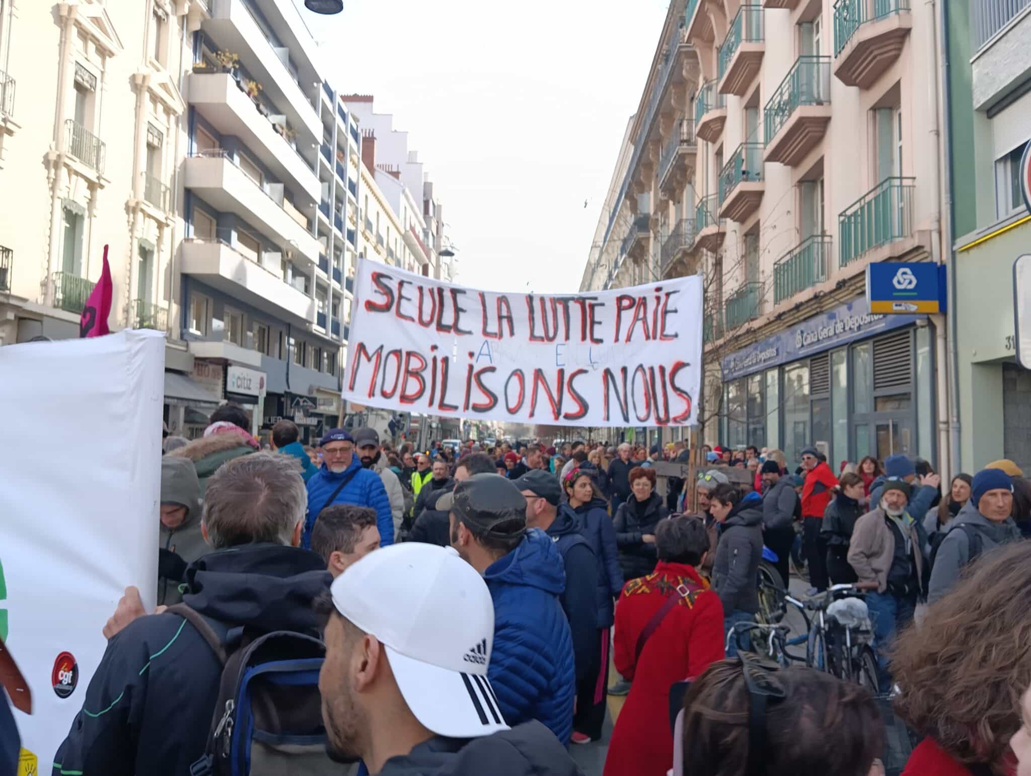 Mobilisation à Grenoble contre le "coup de force" d'Emmanuel Macron samedi 7 septembre