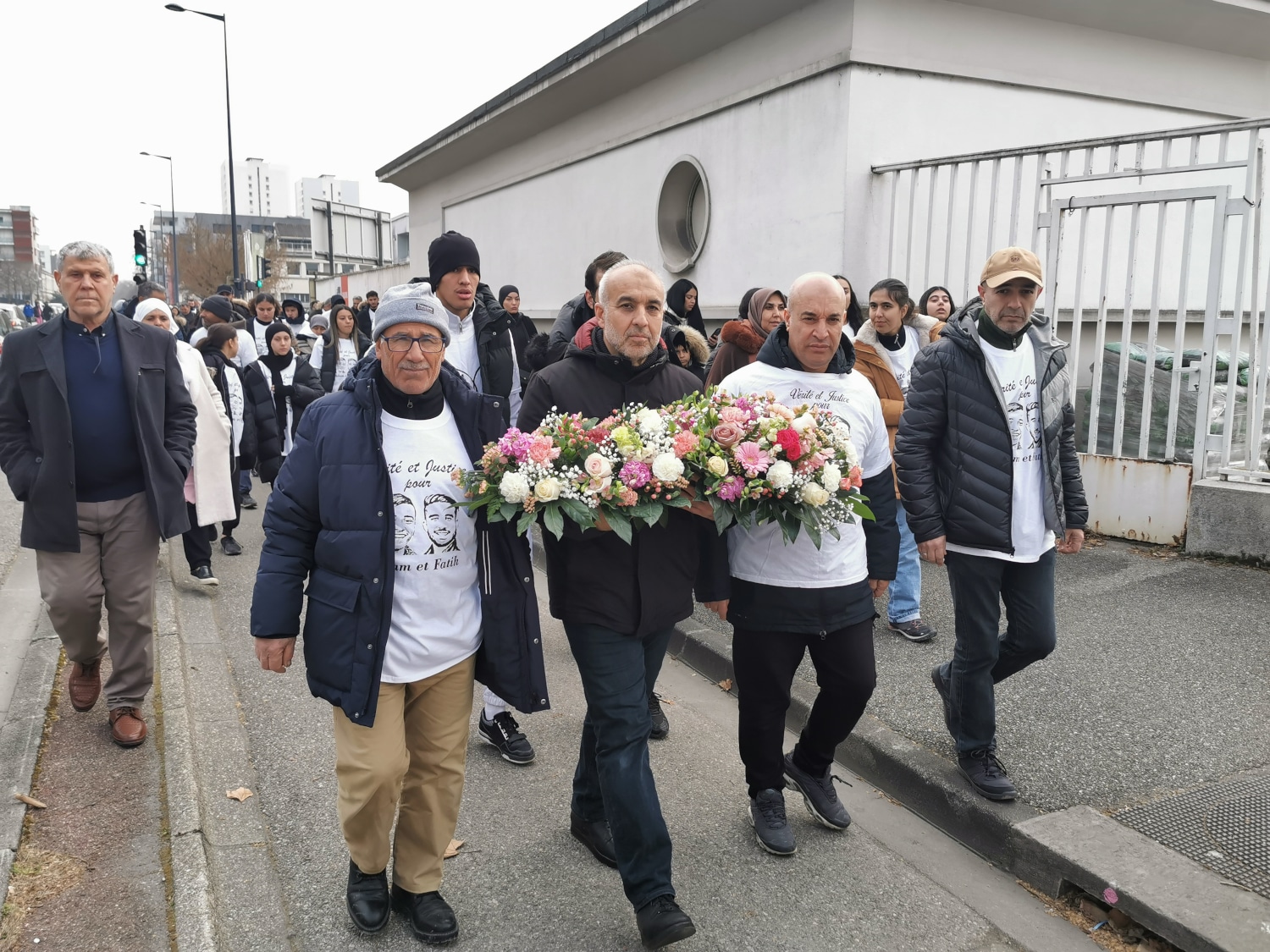 Prés de 200 personnes ont participé à une marche blanche entre le quartier Mistral et le pont de Catane en mémoire de Fatih et Adam. © Joël Kermabon - Place Gre'net