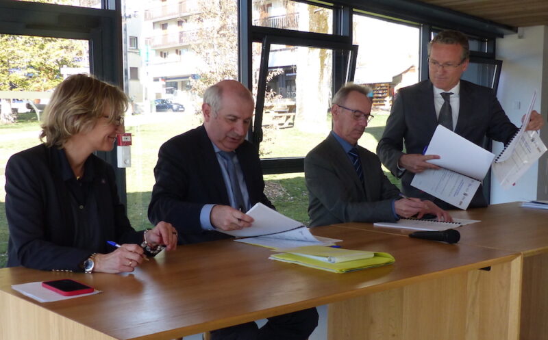 Villard-de-Lans a signé la convention "Petites villes de demain". Nathalie Faure, vice-présidente du Département en charge de la montagne, Laurent Prévost, préfet de l'Isère, Franck Girard, président de la CCMV, Arnaud Mathieu, maire de Villard-de-Lans signent la convention « Petites villes de demain » le 20 mars 2023. © Muriel Beaudoing - Place Gre'net