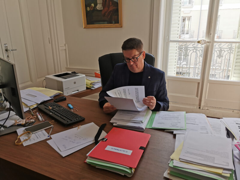 Une militante du collectif pro-Carignon porte plainte pour agression. Thierry Aldeguer, l'avocat qui va défendre le recours en référé suspension déposé par Franck Demandre. © Joël Kermabon - Place Gre'net