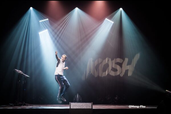 Les organisateurs du spectacle de Kosh le promettent : ce drôle de personnage sait parfaitement reproduire toutes sortes de bruits et de sons insolites. © Meng-Phu