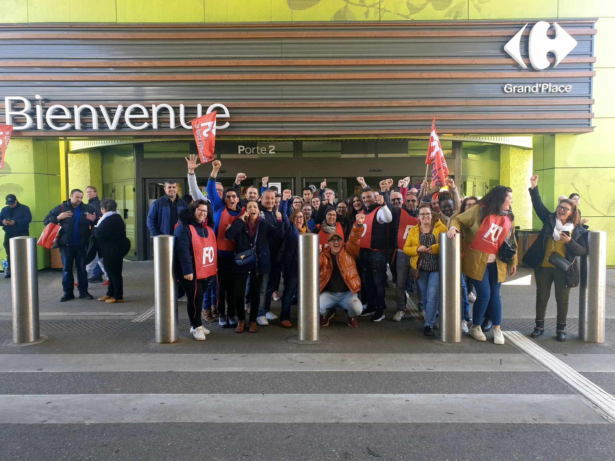Quelques dizaines de salariés de Carrefour Grand'Place se sont rassemblés samedi 8 avril, en piquet de grève, devant leur magasin. © Martin de Kerimel - Place Gre'net