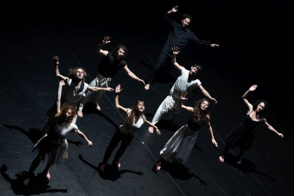 Sur le plateau de La Rampe le 23 mai, Lamenta met en scène neuf danseurs grecs autour des questions de deuil et de résilience. © Héloïse Faure