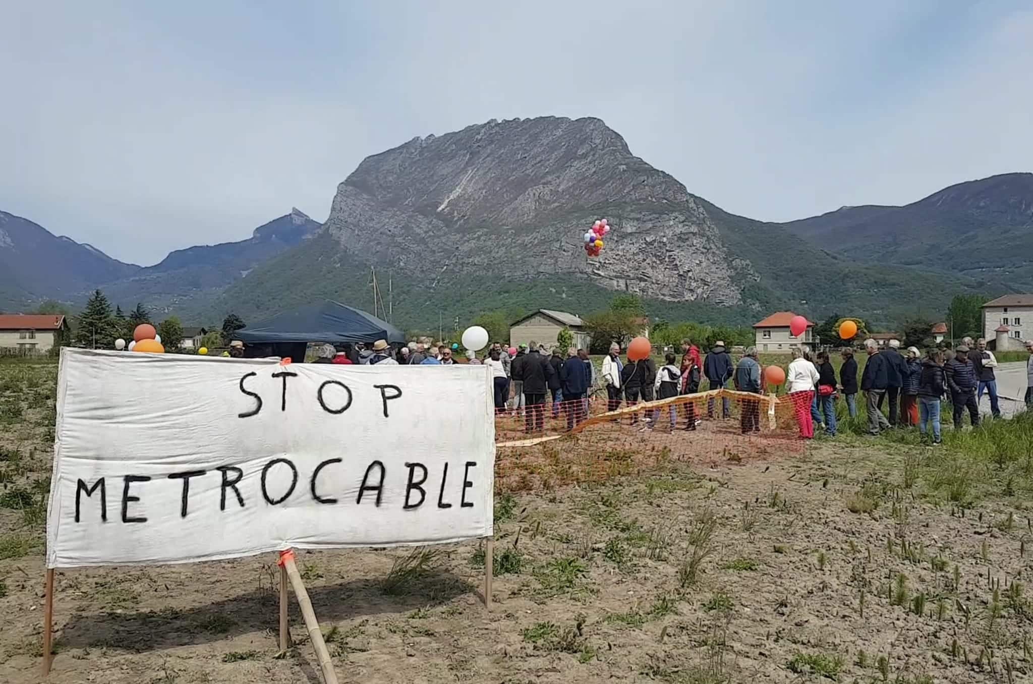 Mobilisation du collectif sassenageois Ademus contre le Métrocâble de Grenoble-Alpes Métropole et du Smmag, samedi 22 avril 2023 © Séverine Cattiaux - Place Gre'net