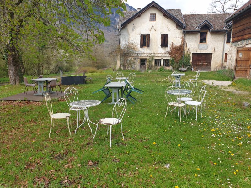 Sur le site d'une ancienne ferme, le Pot au Noir accueille le public dans un cadre bucolique propice à l'évasion. Il dispose d'une scène pouvant accueillir près de 130 spectateurs. © Martin de Kerimel - Place Gre'net