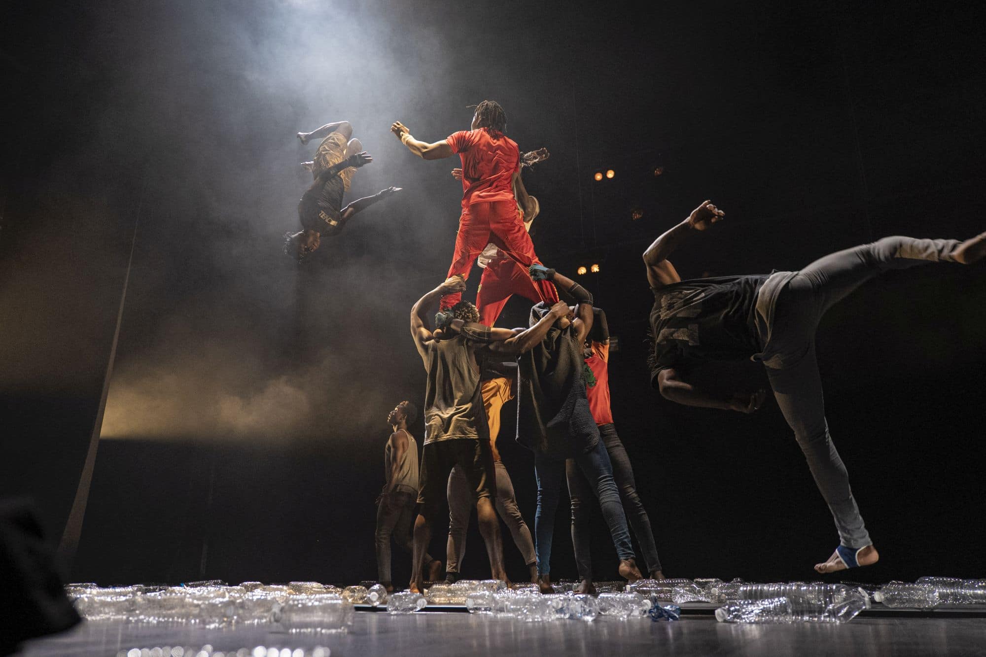 Ils viennent de Guinée et, au travers de leur spectacle Yé !, parlent notamment du problème de l'eau dans leur pays. Les artistes du Cirque Baobab seront le 16 décembre. © Metlili