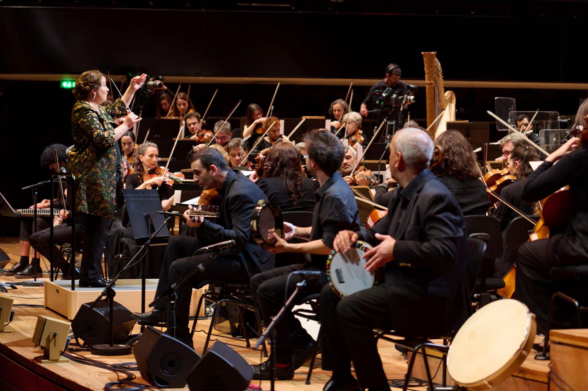 Récemment mise en lumière au cinéma, la cheffe Zahia Ziouani sera à la Rampe le 16 novembre. Avec son orchestre Divertimento, elle présentera notamment de oeuvres de Camille Saint-Saëns. © Christophe Fillieule