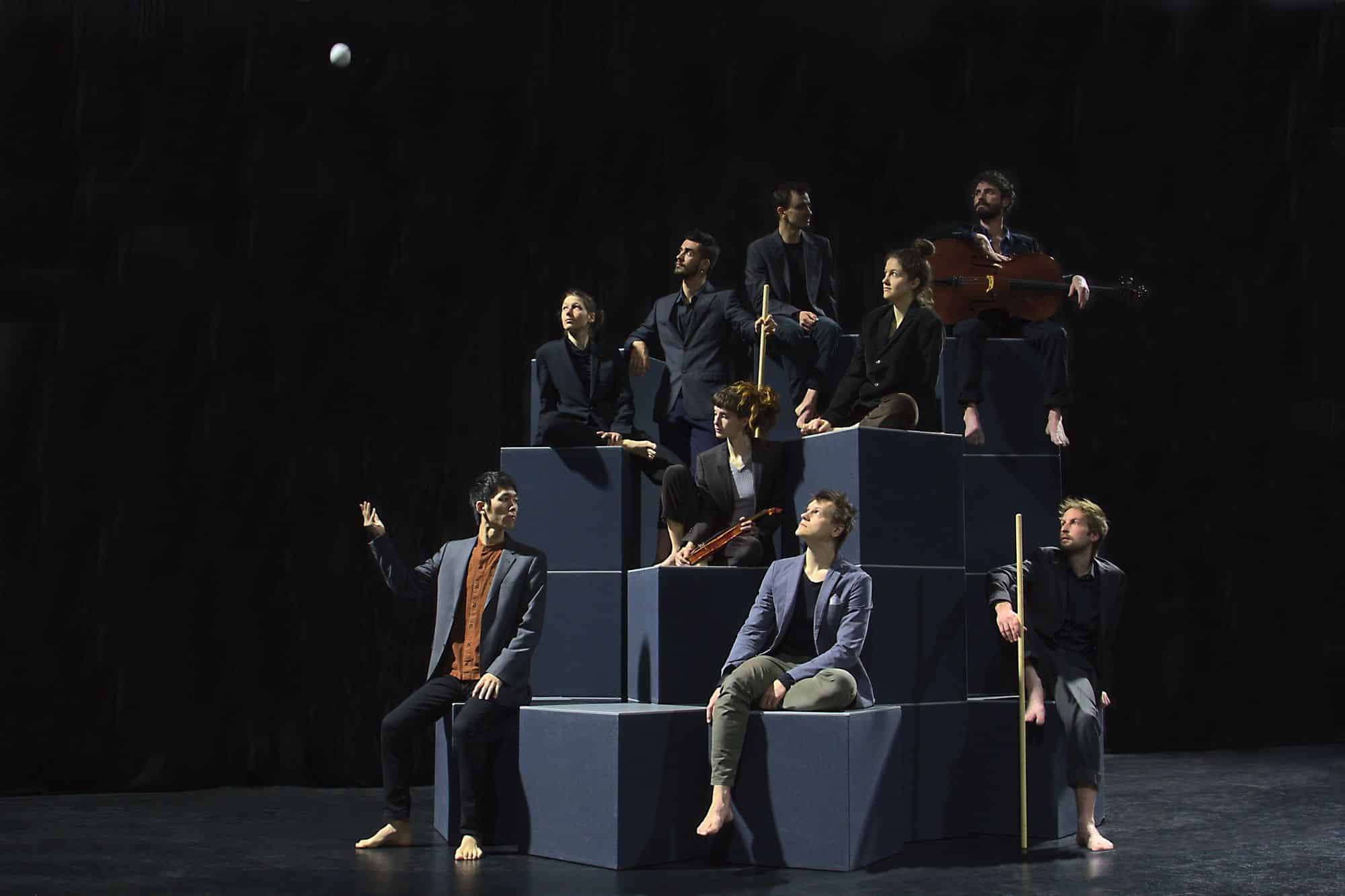 Le spectacle Nos matins intérieurs associe des artistes jongleurs et des musiciens. Le collectif Petit Travers et le Quatuor Debussy le présenteront à la Rampe le 3 octobre. © Jean-Charles Massera