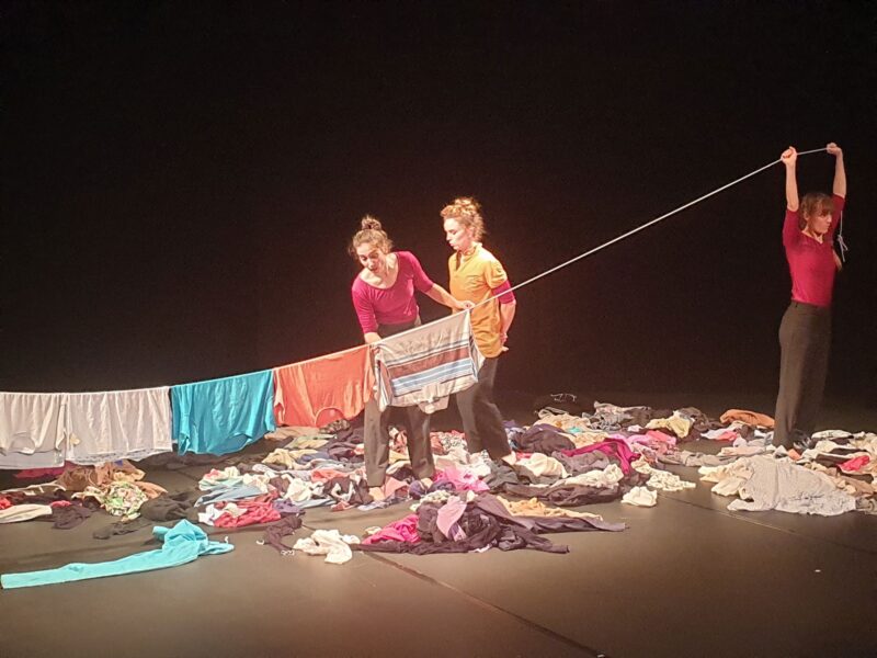 La première étape de la création de iN : une collecte de vieux vêtements dans le quartier du Village olympique, à Grenoble ! © Martin de Kerimel - Place Gre'net