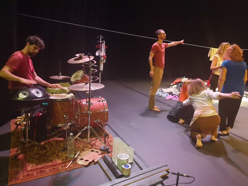 Ancré dans une esthétique hip-hop contemporaine, iN est parfois rythmé par des sons et musiques percussives qui ajoutent une corde à son arc pluridisciplinaire. © Martin de Kerimel - Place Gre'net