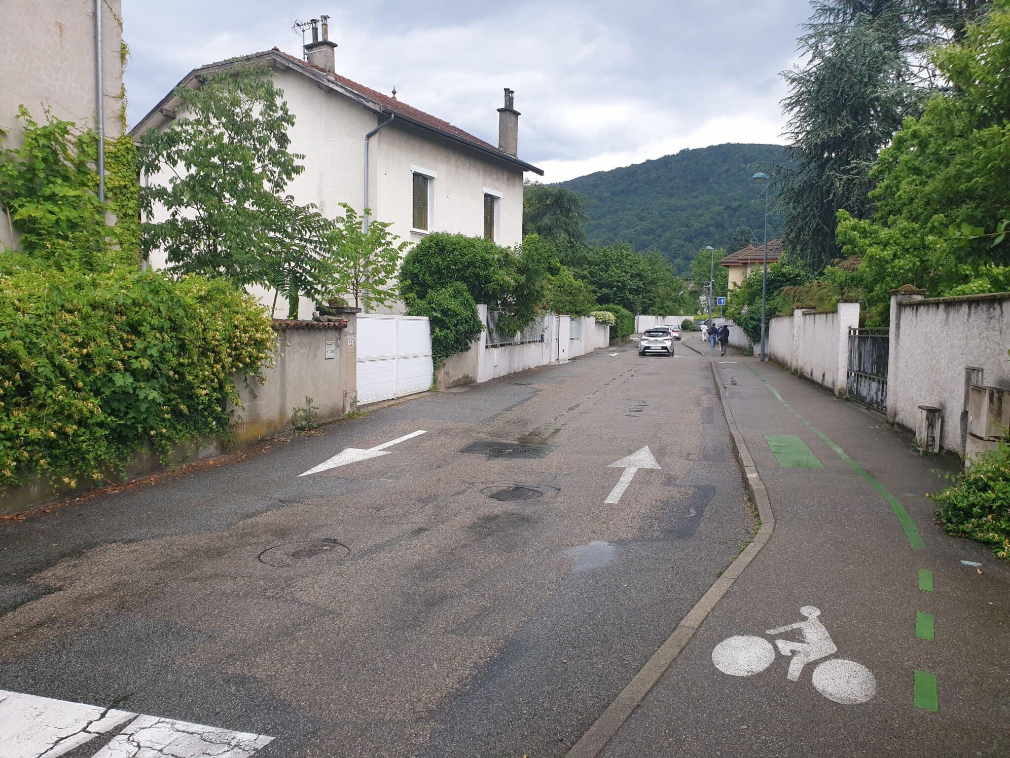 Très proche de la gare de Gières, la rue de la Gare, telle qu'elle se présente aujourd'hui. Ouverte à la circulation dans les deux sens et ouverte aux vélos. Parcourue aussi par plusieurs lignes de bus et de cars. © Martin de Kerimel - Place Gre'net