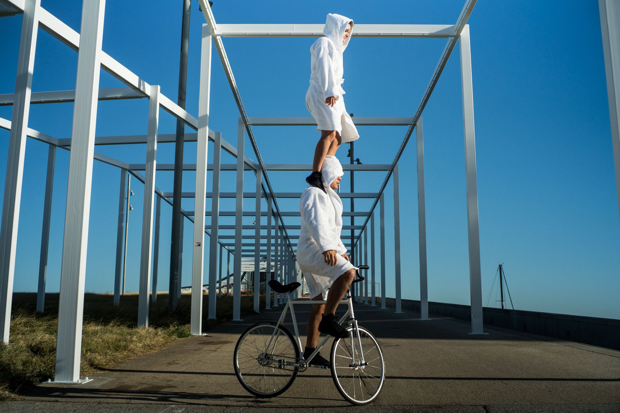 Chemins à partager : La Bobine lance un été de spectacles. Au programme du 14 juin 2023, le spectacle <em>Mentir Lo Minimo</em> revendique une inspiration circassienne. La compagnie Alta Gama augure ainsi d'une entrée en matière plutôt spectaculaire pour Chemins à partager !