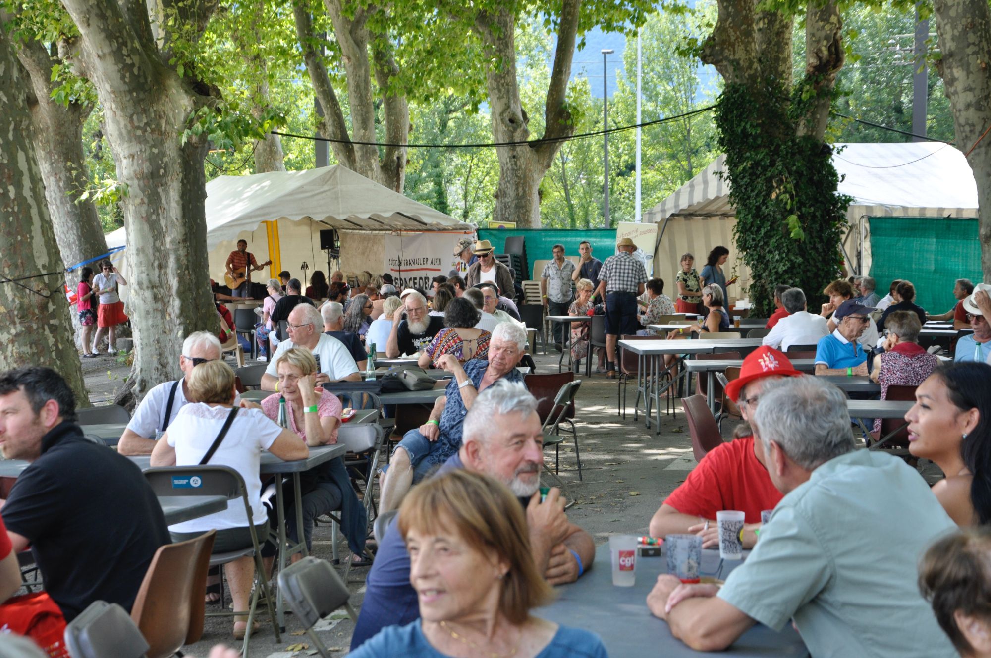 La Fête du Travailleur alpin n'est pas qu'un rendez-vous culturel. Elle propose des débats politiques afin de favoriser les rencontres et les échanges entre plusieurs générations. DR