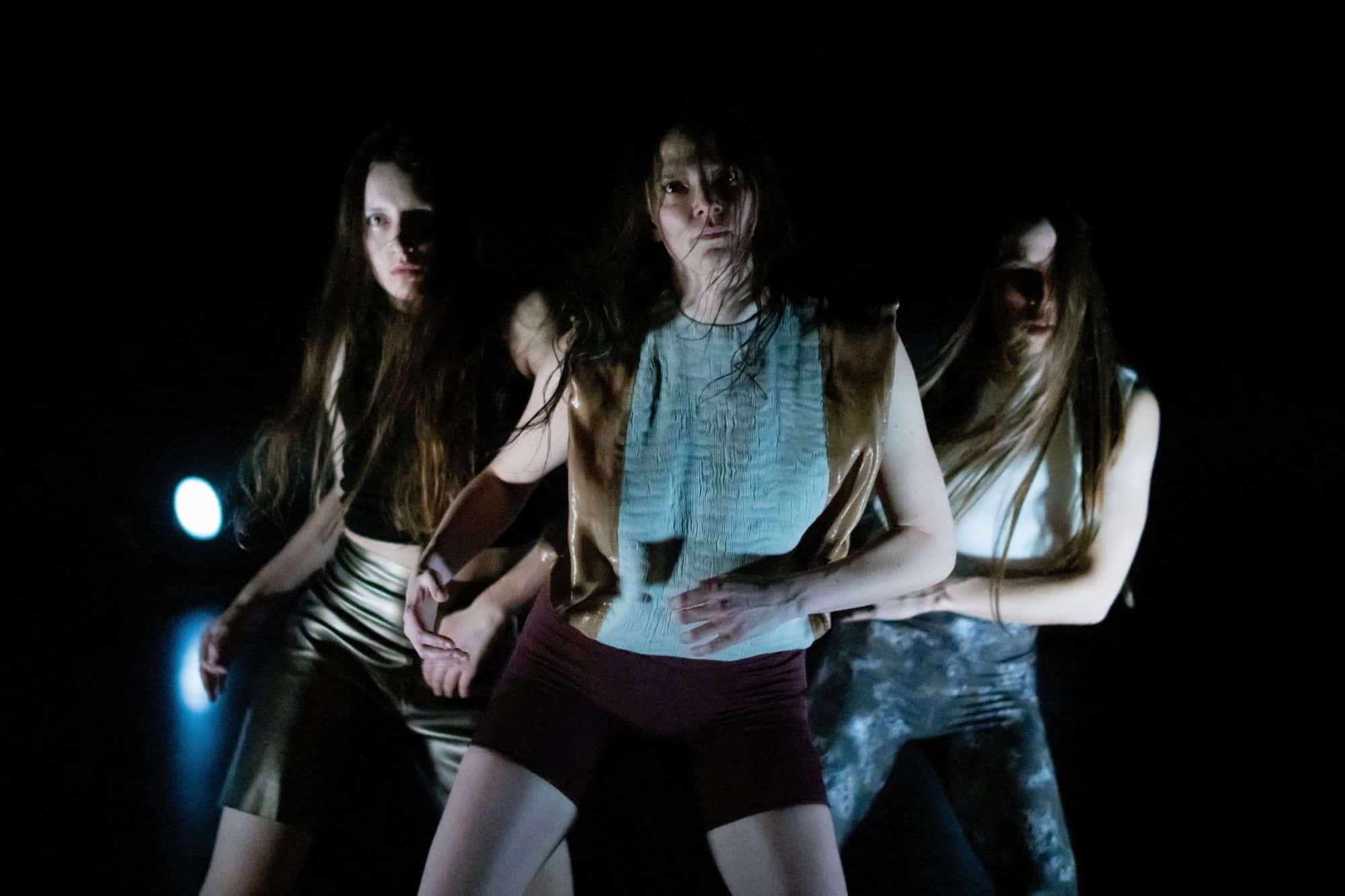 La danse a toute sa place à l'Hexagone et s'y présente sous différentes formes. Avec Forces, trois interprètes venues de Belgique entendent célébrer le pouvoir du vivant. © Hichem Dahes