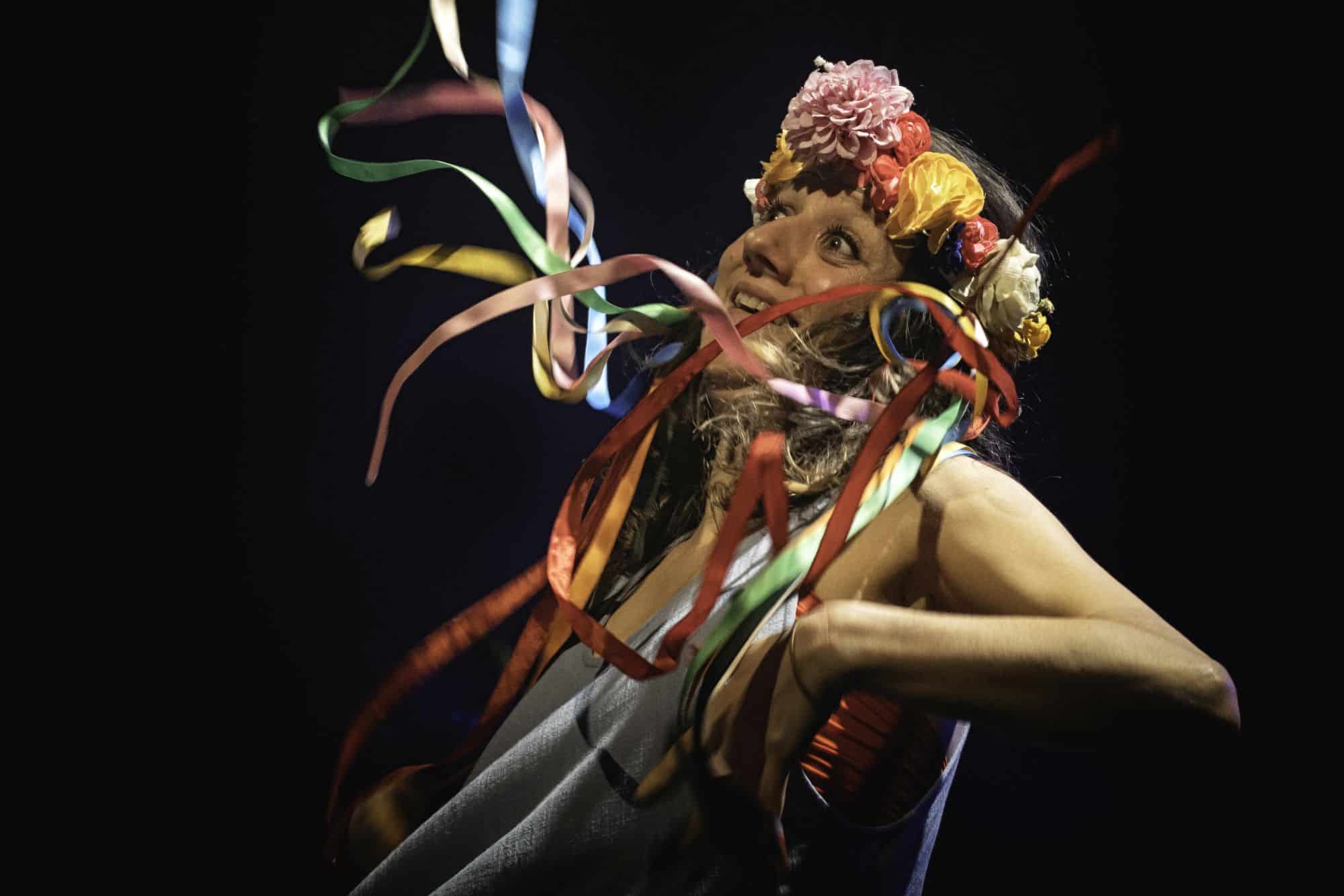 Accueillie en résidente à l'Hexagone la saison passée, Leïla Martial y revient avec Jubilä. Un spectacle où elle explore les différentes voix qui l'inspirent, entre opéra et cirque, théâtre et musique électro. © Jeff Humbert
