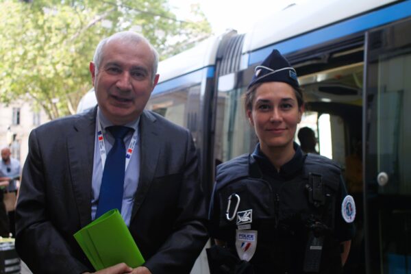 Laurent Prévost et une membre de la police nationale lors de l'opération de contrôle
