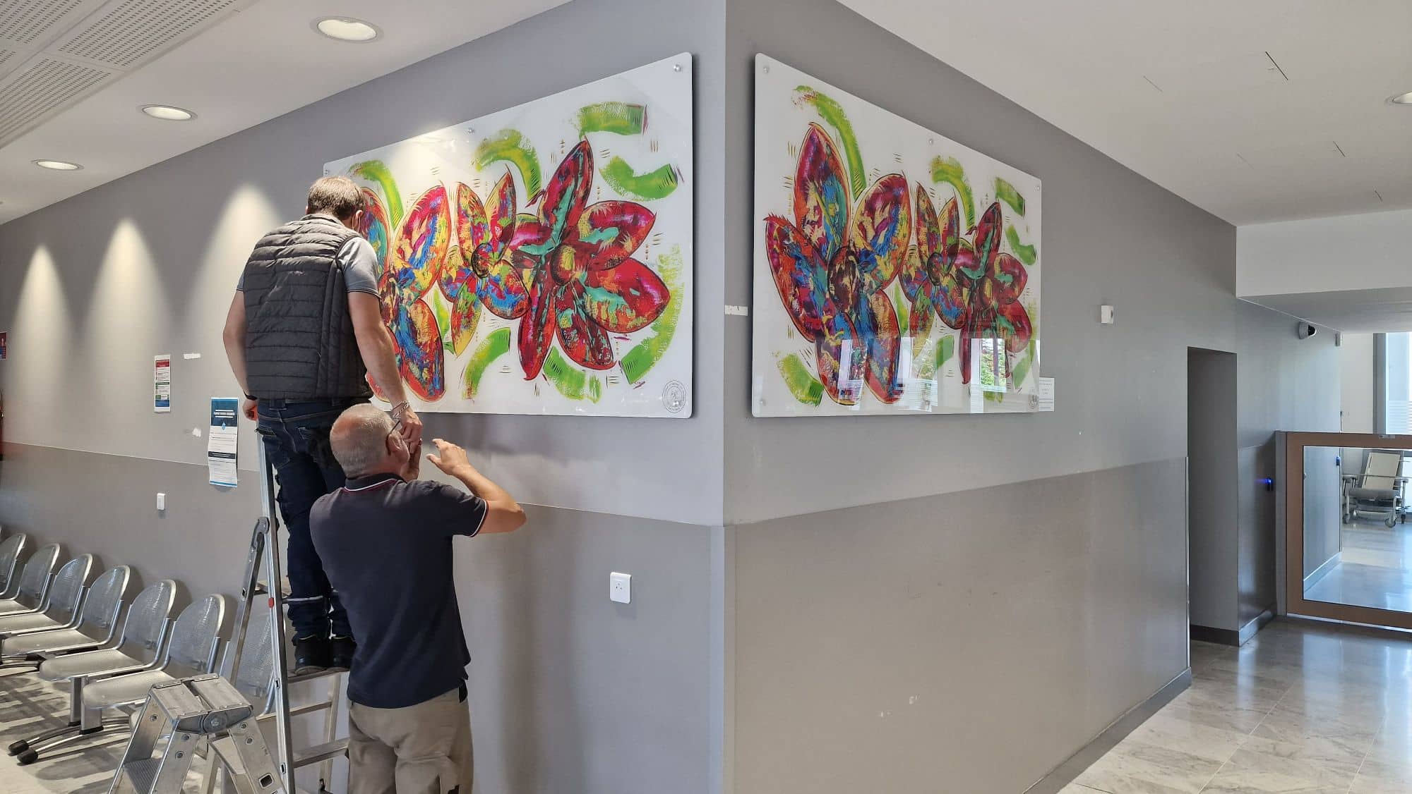 Installées sur les murs du service des urgences, les oeuvres de Leloluce y apportent une touche colorée. L'espoir de l'artiste est que cela puisse être bénéfique aux patients comme aux soignants. © Service communication du CHU Grenoble Alpes