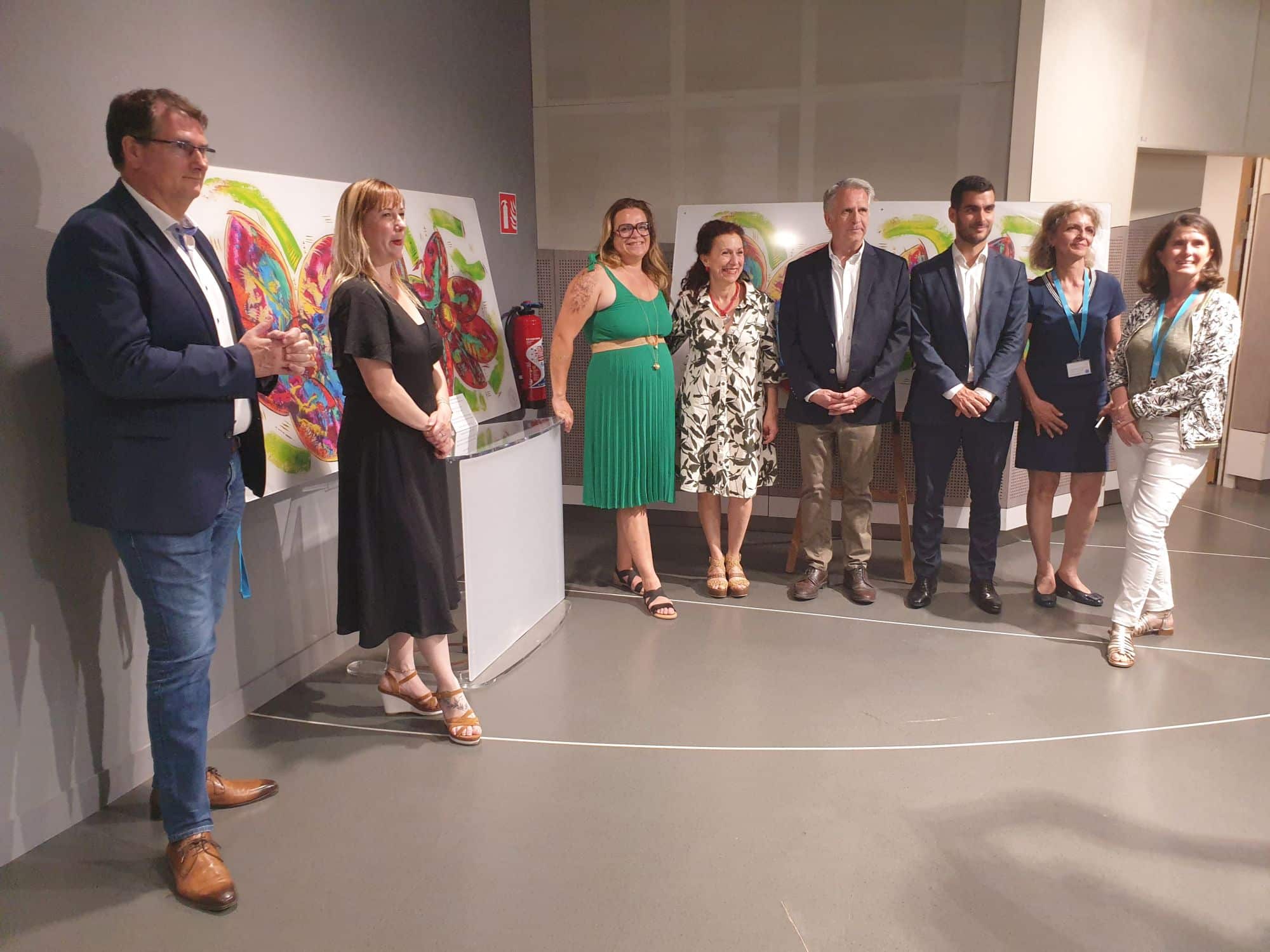 Leloluce est venue présenter ses oeuvres au CHU Grenoble Alpes, jeudi 7 juin 2023. Avec elles : des représentants de l'hôpital et ses mécènes, qui espèrent que la démarche portera ses fruits. © Martin de Kerimel - Place Gre'net