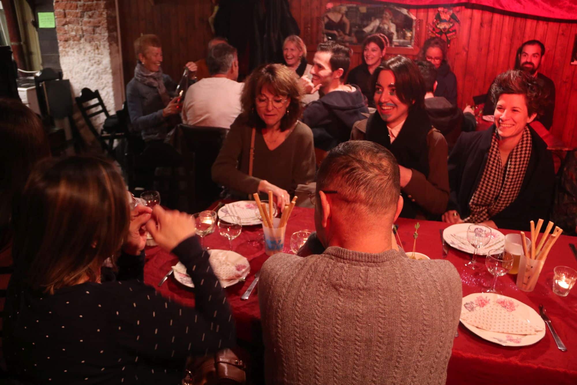 L'un des charmes du Midi / Minuit ? La possibilité de s'y attabler et d'entamer la discussion avec de parfaits inconnus, à l'occasion d'une soirée festive ou après un spectacle.