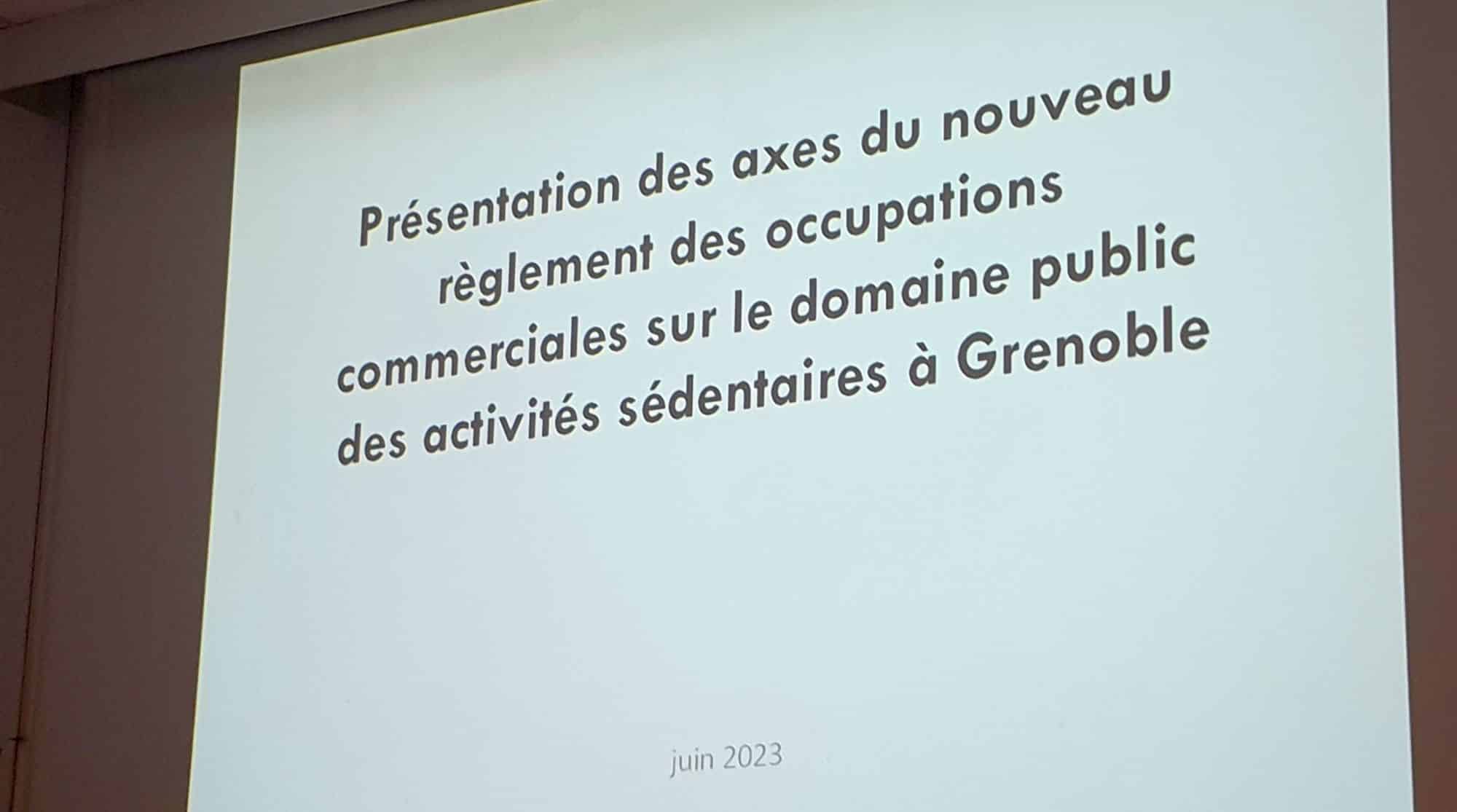 Lundi 6 juin, l'Union de quartier Championnet-Bonne-Condorcet-Hoche espérait en savoir davantage sur l'avenir des terrasses à Grenoble. Les élus lui ont présenté ses réflexions, mais n'ont pas encore tranché sur la question sensible des horaires de fermeture. © Martin de Kerimel - Place Gre'net