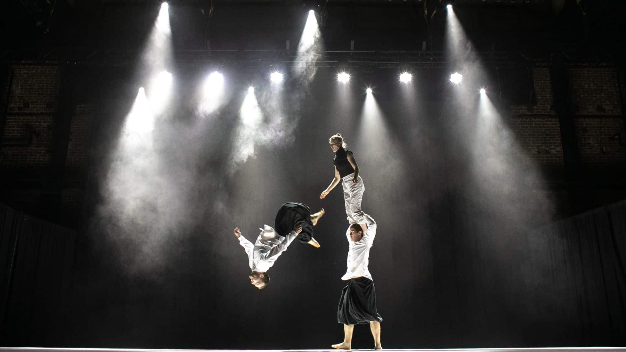 L'Heure Bleue programme bon nombre d'événements spectaculaires cette prochaine saison. Parmi eux, 'What Will Have Been', des acrobates de la compagnie Circa, le 23 janvier 2024. Entre énergie et poésie. © Steady Jenny Photography