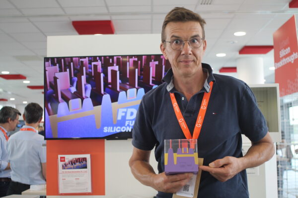 Martin Gallezot, présentant la maquette du nouveau semi conducteur qui devrait mesurer une dizaine de nanomètre, environ deux fois moins qu'aujourd'hui © Sophie Eymard - Place Gre'net 
