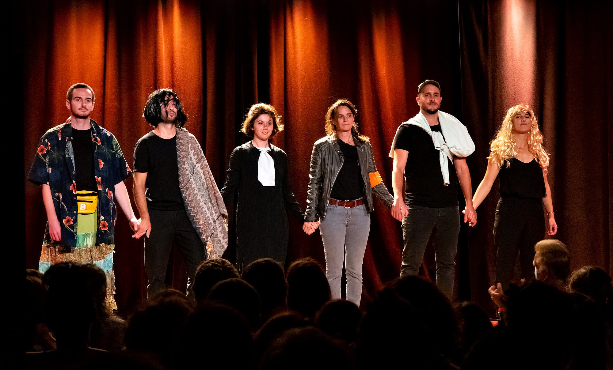 Pendant les trois semaines du festival Impro sur Cour, le public pourra découvrir de nombreuses compagnies et artistes invités. Parmi eux, la troupe des Imprévus, déjà participante en 2021. © John Fu Photography