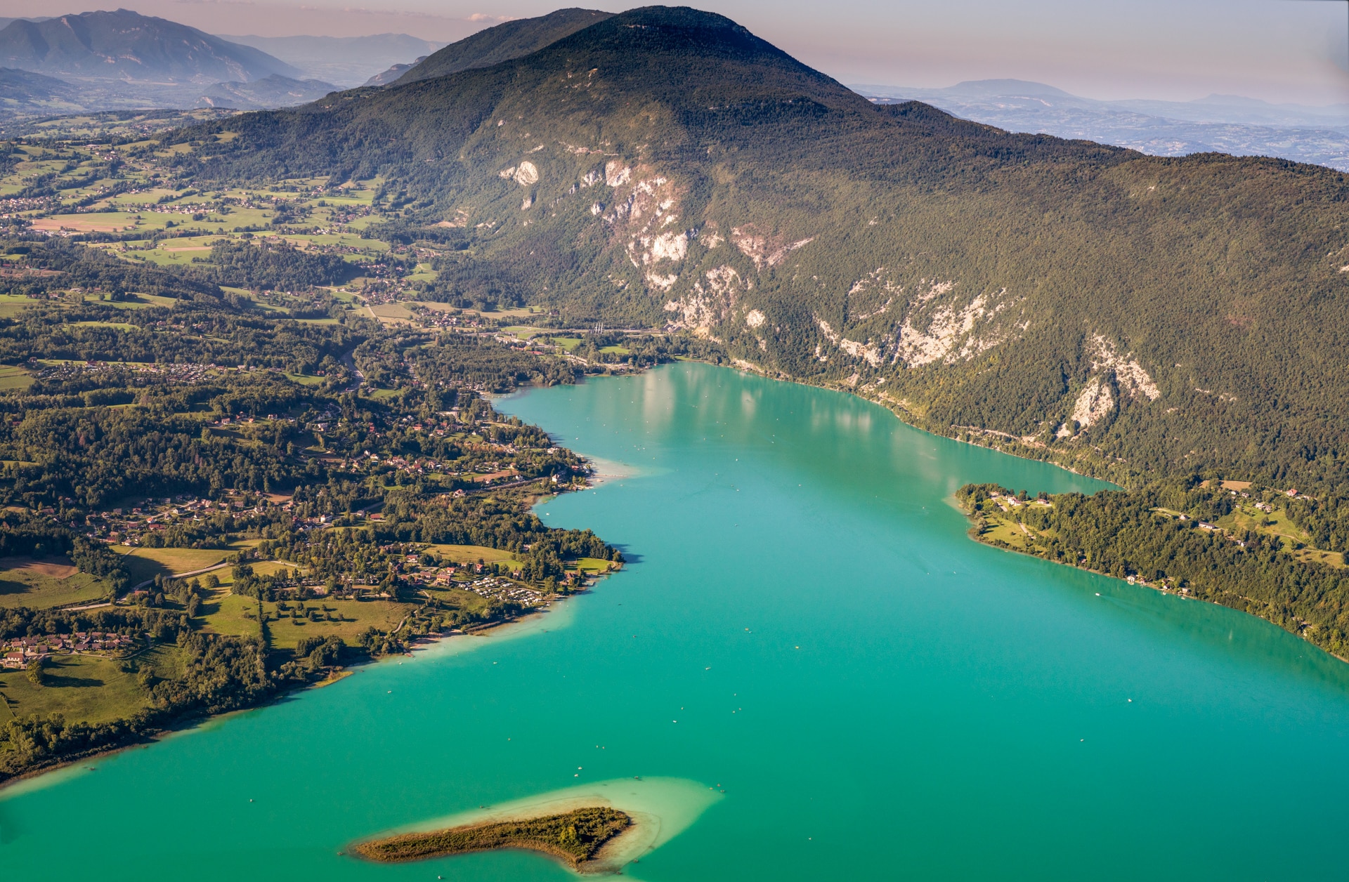 Lac d'Aiguebelette au fond le Grand Colombier © Henri de Caevel
