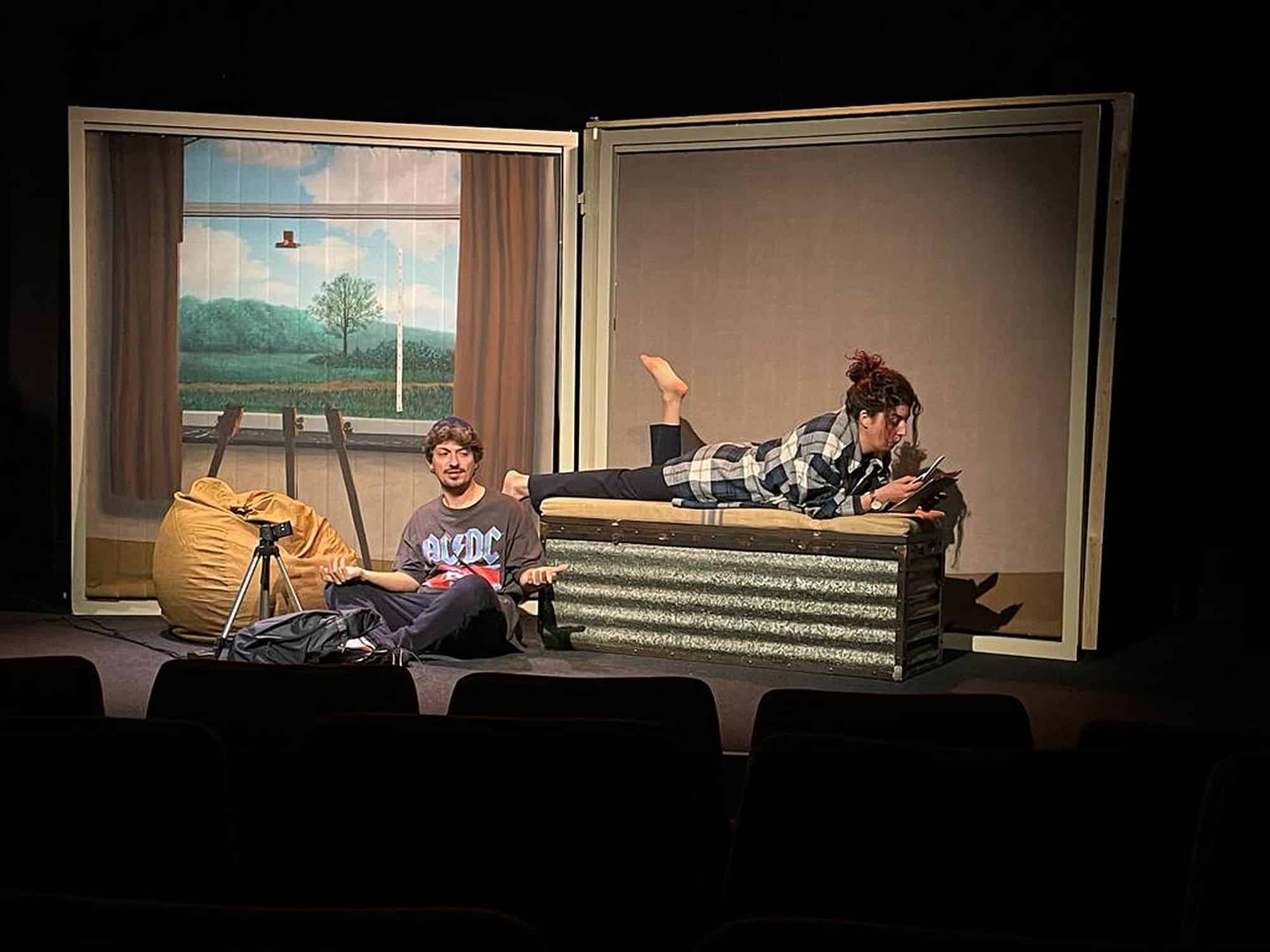 Tu fais quoi dans ma vie ? C'est le titre du spectacle de la compagnie Nc3b. Le Théâtre en Rond parle des deux comédiens comme des héritiers spirituels du couple Jaoui / Bacri ! © Ludivine de Chastenet