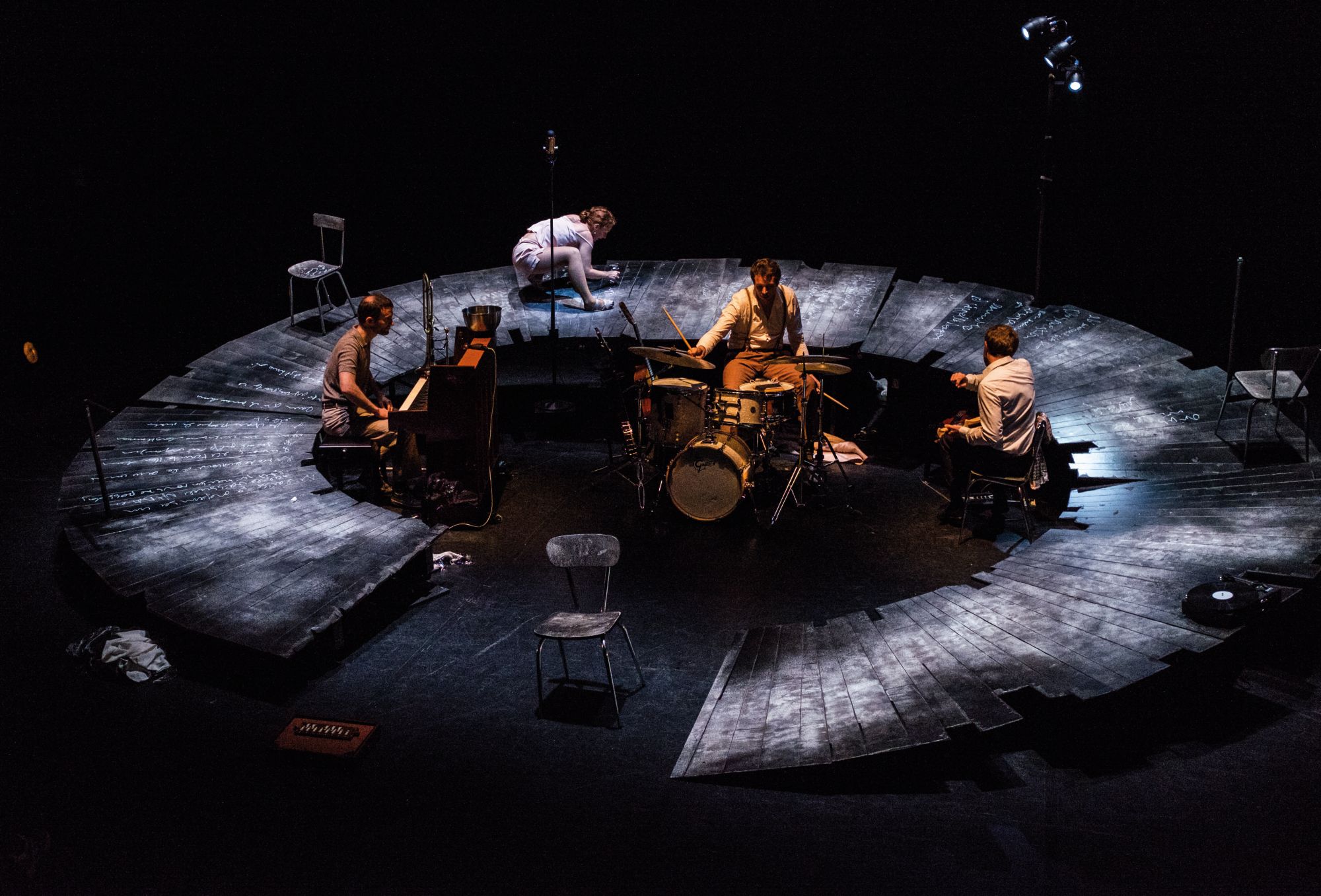 Musique, danse et théâtre : Alabama Song, spectacle sur la vie de Zelda Fitzgerald, mélange les esthétiques pour mieux atteindre l'émotion. DR