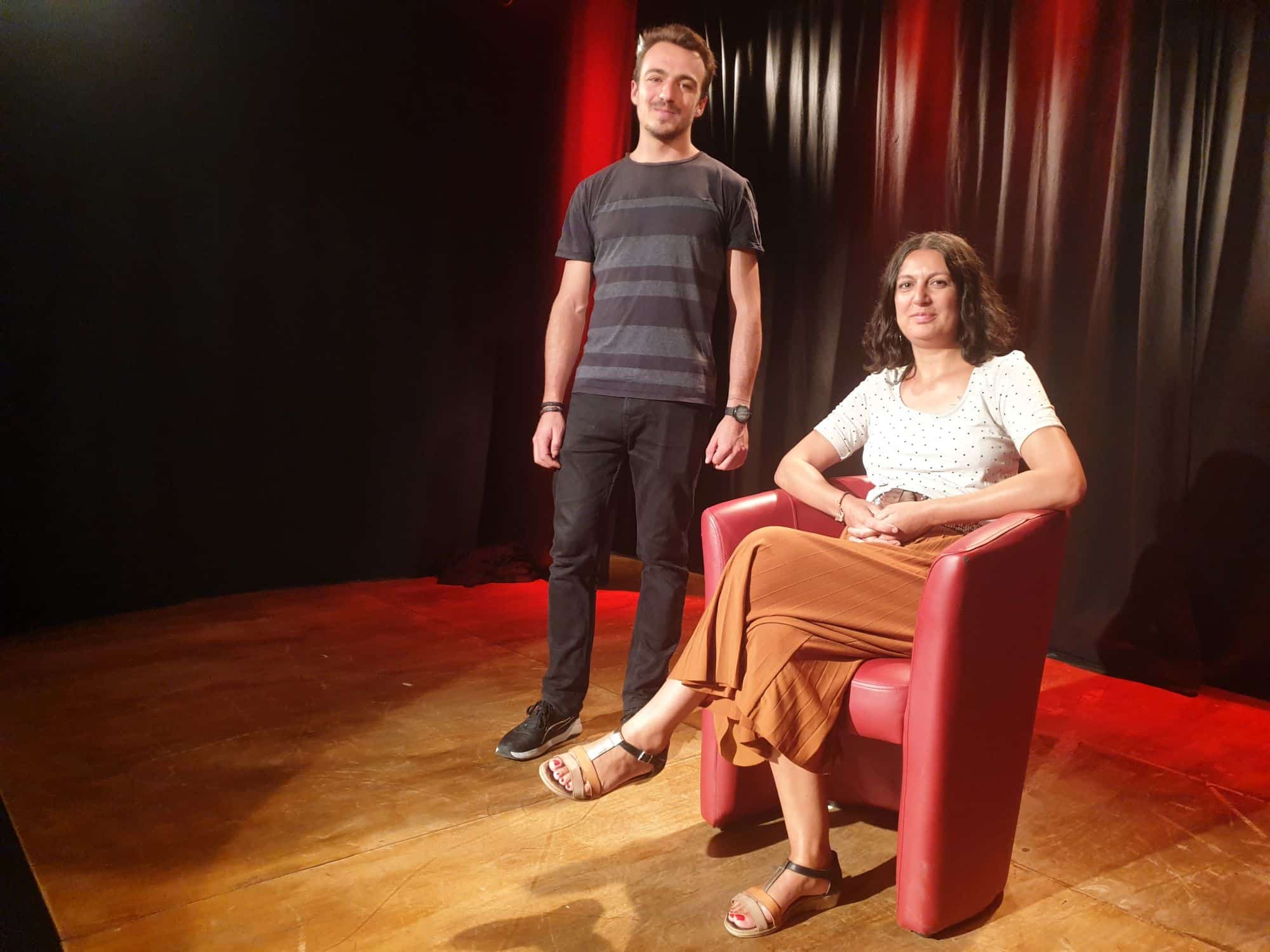 Solange Azéma et Mattia Nahon, les deux salariés de la Basse Cour, peuvent s'appuyer sur de nombreux bénévoles. La salle grenobloise fait aussi appel à quelques techniciens intermittents du spectacle. © Martin de Kerimel - Place Gre'net