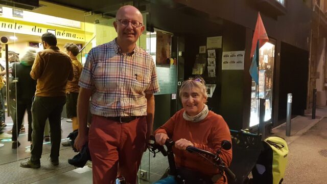 Emmanuel Colin de Verdière, président de l'association ADTC-se déplacer autrement avec une autre membre du bureau de l'association lors de la projection du documentaire "Les roues de l'avenir" au cinéma Le Club à Grenoble, jeudi 14 septembre 2023 © Séverine Cattiaux - Place Gre'net
