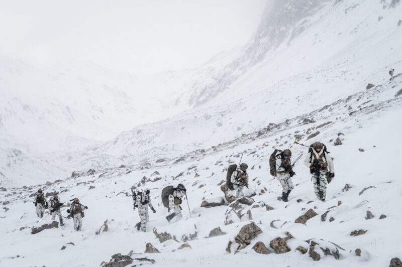 L’adjudant-chef Arnaud Frion, chasseur alpin à Varces, tué en Irak. Ici, progression de chasseurs alpins du 27e BCA dans le Massif des Cerces, en novembre 2022. ©Adrien Cullati - Armée de Terre