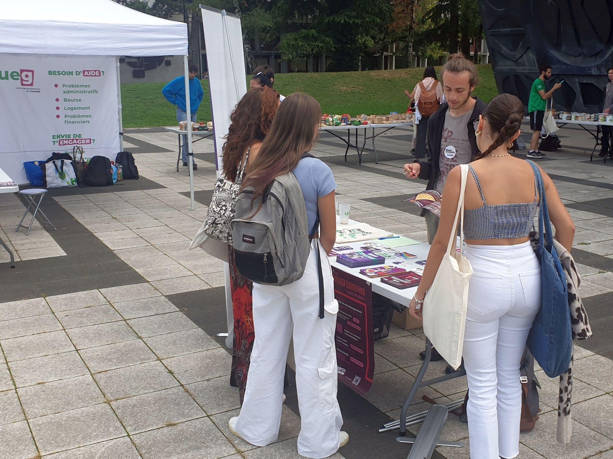 L'Union des étudiant.e.s de Grenoble a fait quelques nouvelles recrues lors de la distribution du 20 septembre. Elle a aussi renseigné quelques-uns de ses bénéficiaires sur ses activités. © Martin de Kerimel - Place Gre'net