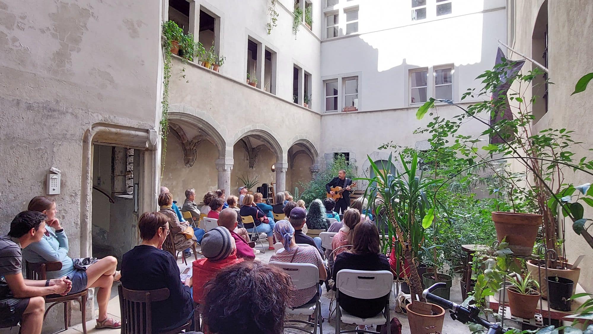 Le festival Voix aux Fenêtres offre aussi l'opportunité de découvrir des lieux insolites de Grenoble. Exemple : cette cour intérieure de la rue Chenoise. © Armande Ferry-Wilczek