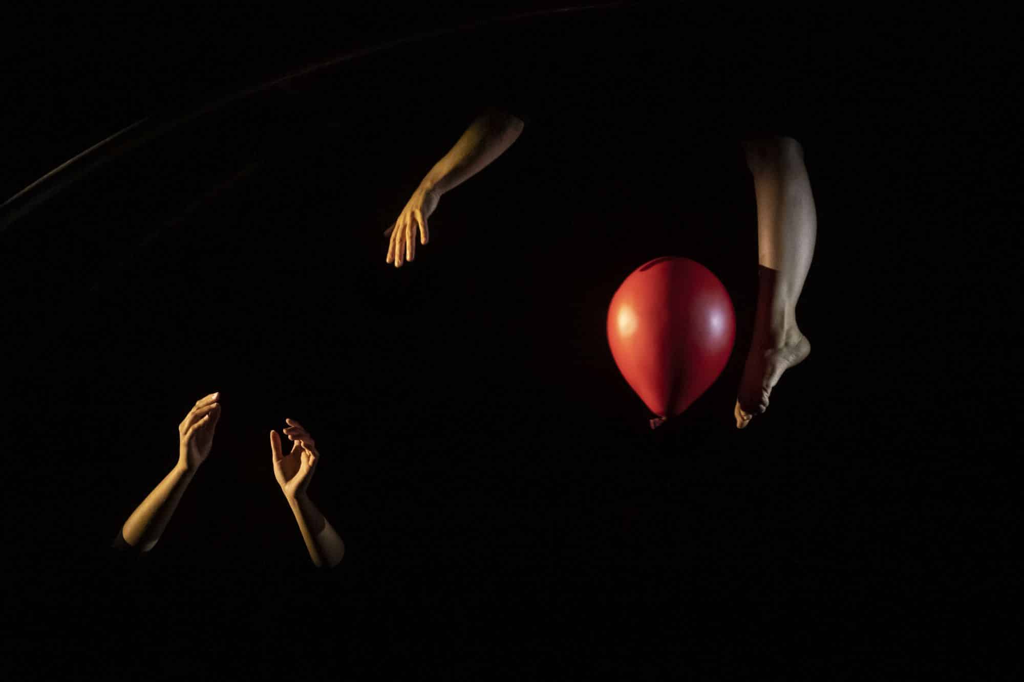 Programmé au Théâtre de poche (Grenoble) les 20 et 21 octobre, le spectacle Comme suspendu met en scène un ballon de baudruche. À la clé : surprise et émerveillement pour toute la famille. © Carole Parodi