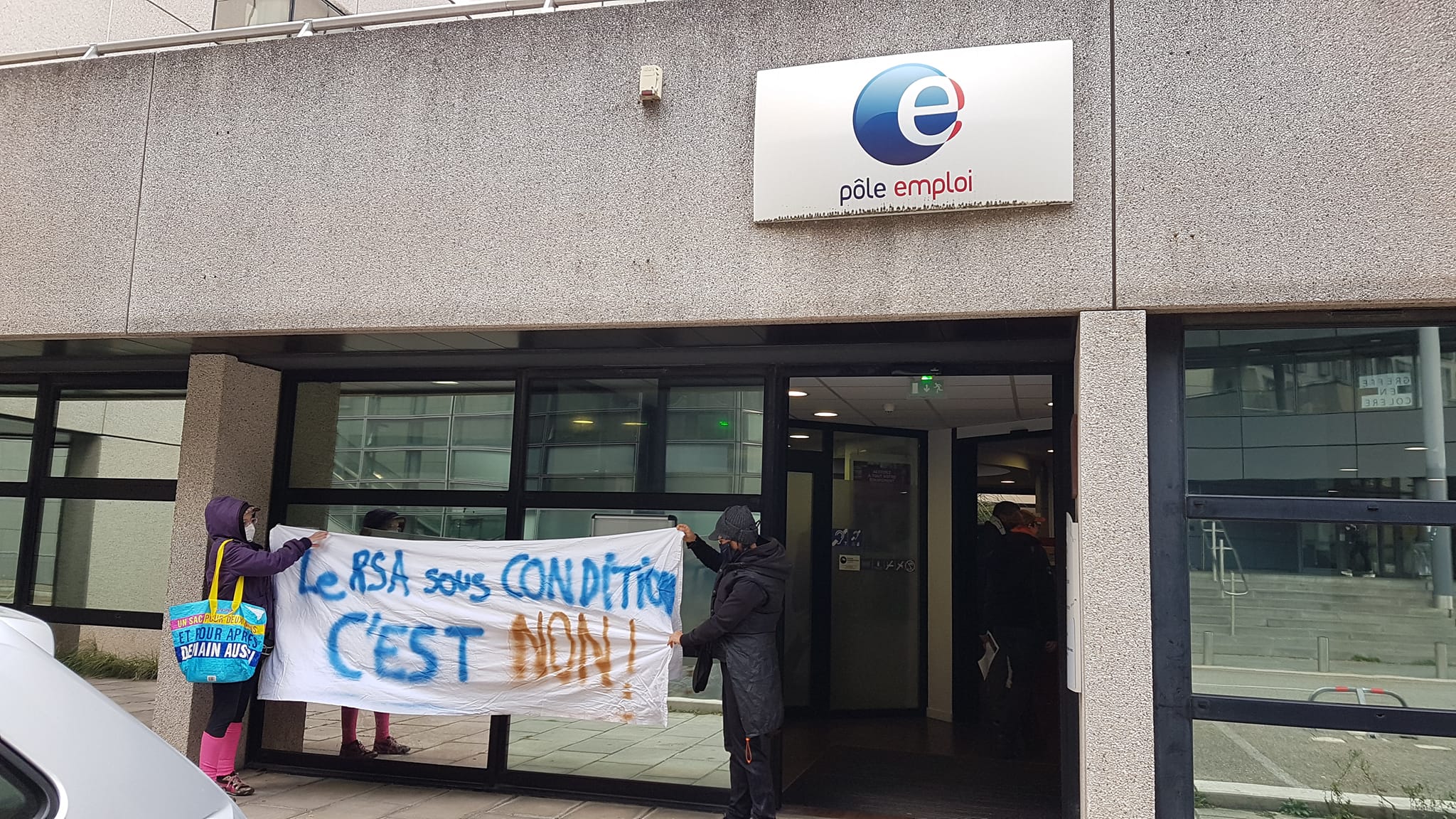 Contestant la réforme du RSA et recherchant le soutien des agents de Pôle emploi, le collectif Précaires solidaires Isère "envahit" l'agence de Pôle emploi Europole à Grenoble, mercredi 22 novembre 2023. © Séverine Cattiaux - Place Gre'net