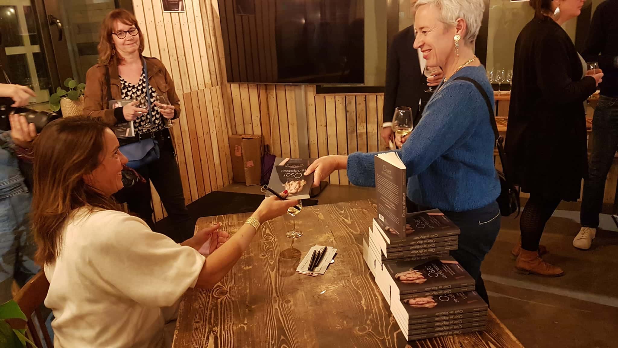 Julie Robveille, auteure de "Oser se dépasser. Comment la sclérose en plaques m'a fait aimer la vie", séance de dédicace, le 2 novembre 2023. © Séverine Cattiaux - Place Gre'net