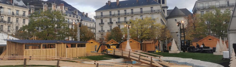 À quelques jours de l'inauguration, l'installation des chalets et structures du marché de Noël de Grenoble va bon train. © Joël Kermabon - Place Gre'net