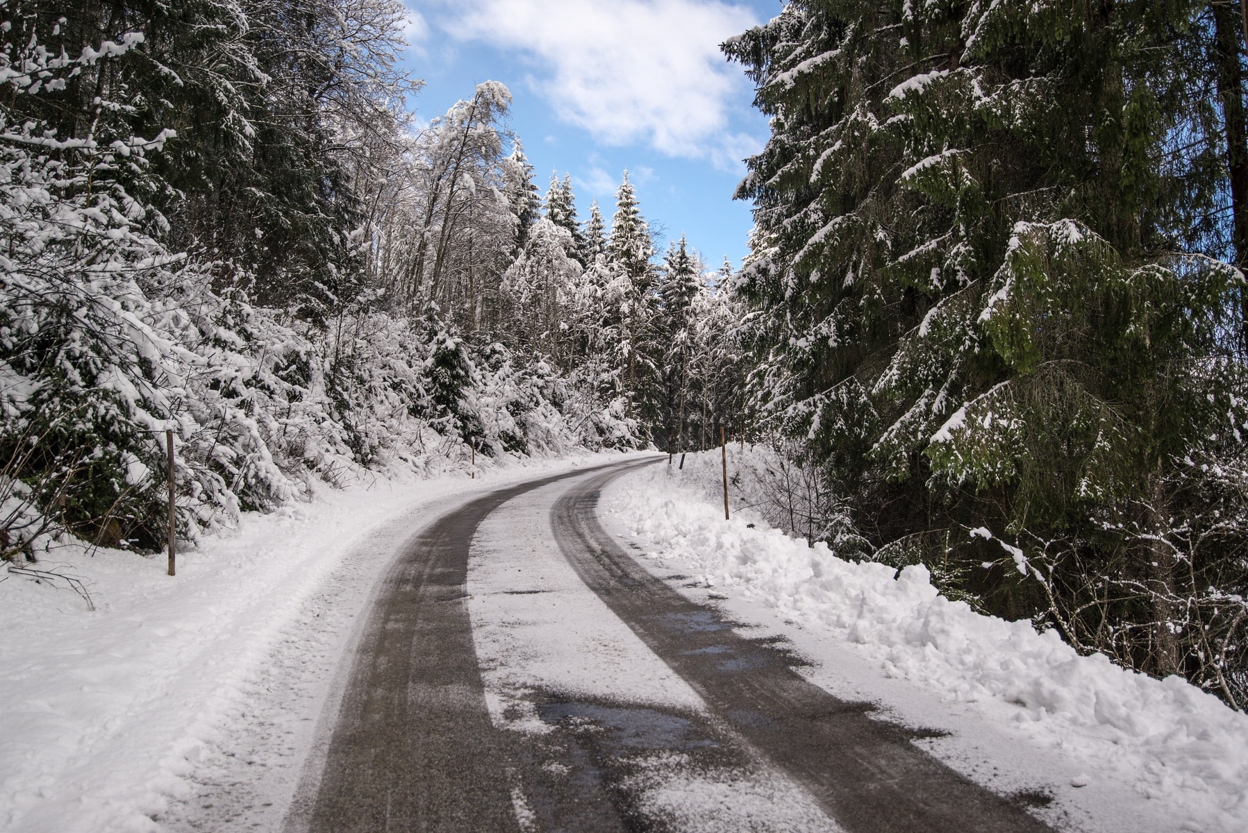 Retours de stations : la préfecture de l'Isère invite à la prudence. Risques de neige ou de verglas sur les routes: le Département de l'Isère lance son Plan de viabilité hivernale