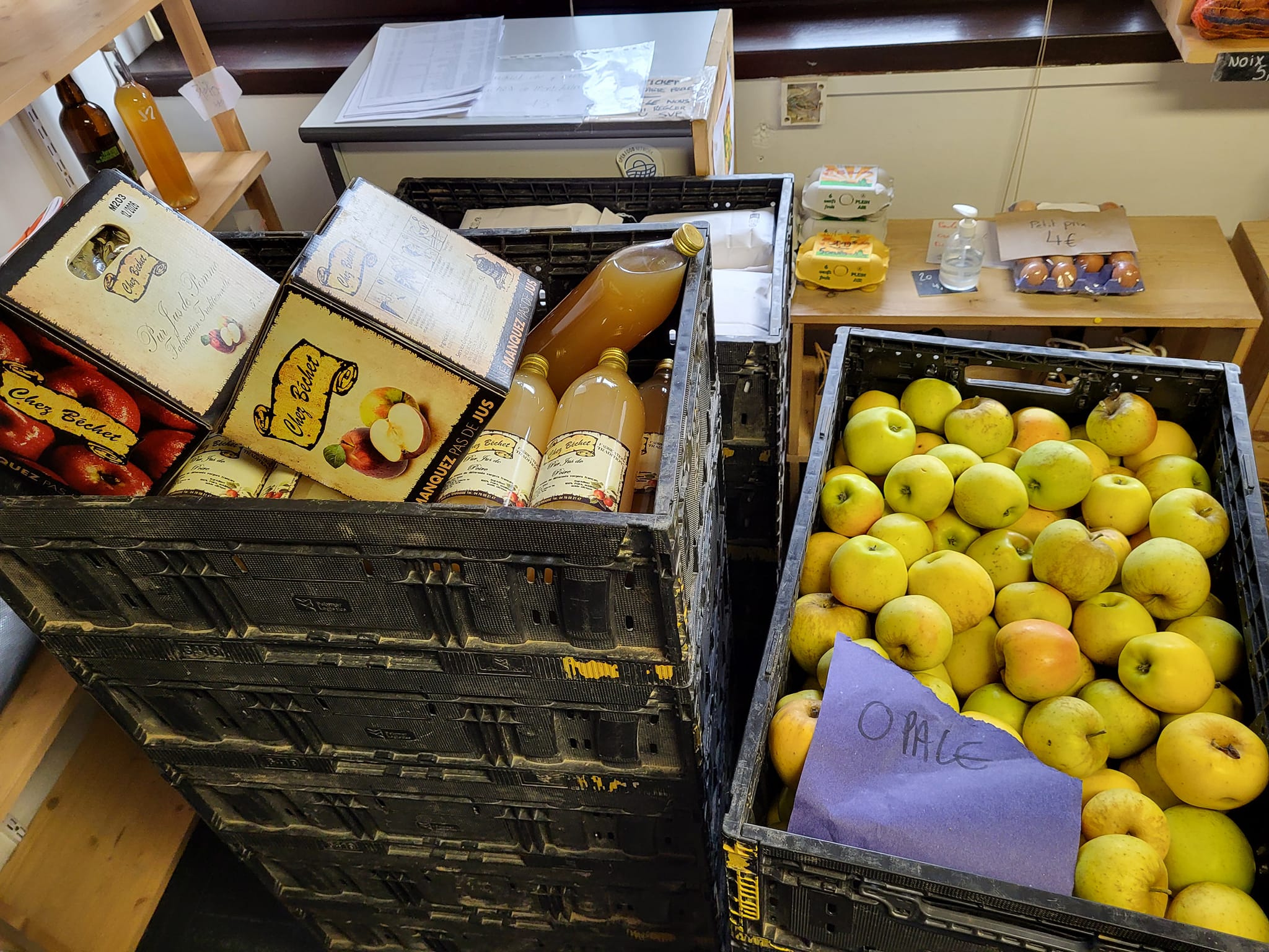 L'équipe de la Scic "Au local" achète et revend à Grenoble avec des tarifs sociaux des produits locaux, de saison, d'agriculteurs situés à moins de 100km de Grenoble. La Scic participe à la réflexion sur la mise en place d'une sécurité sociale alimentaire à Grenoble, février 2024. © Séverine Cattiaux - Place Gre'net