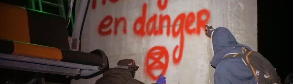 Action d'Extinction Rebellion contre le festival Tomorrowland sur la station de l'Alpe-d'Huez