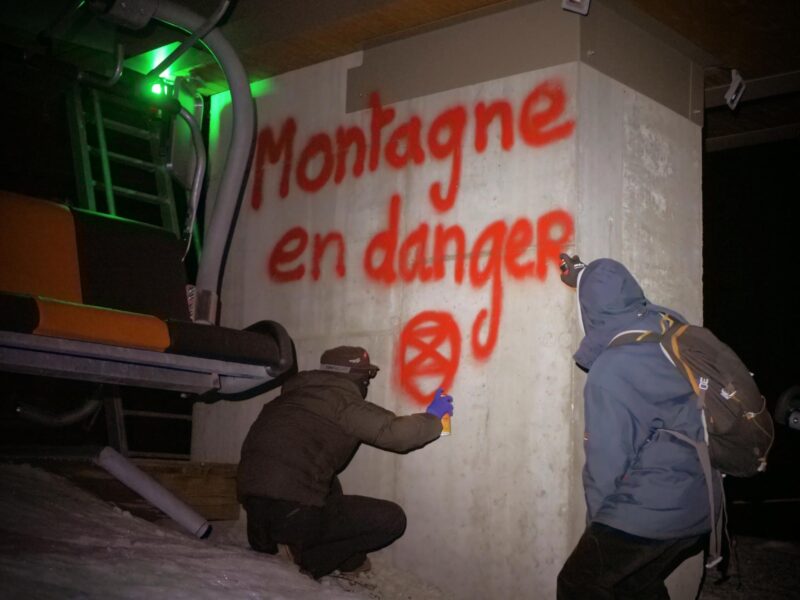 Action d'Extinction Rebellion contre le festival Tomorrowland sur la station de l'Alpe-d'Huez