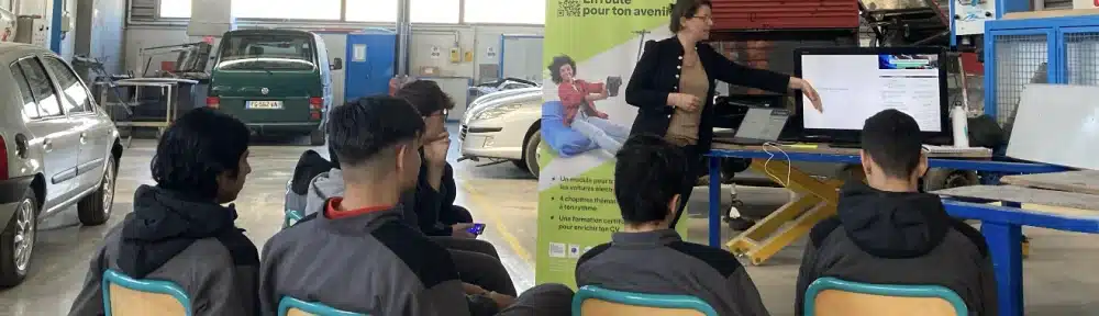 Une initiative de Denis Reine et Jérôme Baillargeau, nommé le CMQe Tour. Du jeudi 14 mars au jeudi 4 avril 2024, les deux directeurs du campus des Métiers et des Qualifications d’Excellence vont sillonner la France, chacun dans son véhicule, pour animer des ateliers autour de la voiture électrique. ©Anouk Dimitriou