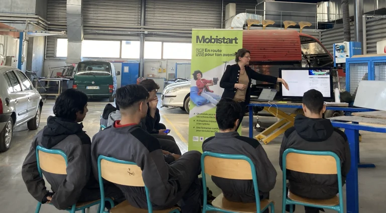 Une initiative de Denis Reine et Jérôme Baillargeau, nommé le CMQe Tour. Du jeudi 14 mars au jeudi 4 avril 2024, les deux directeurs du campus des Métiers et des Qualifications d’Excellence vont sillonner la France, chacun dans son véhicule, pour animer des ateliers autour de la voiture électrique. ©Anouk Dimitriou